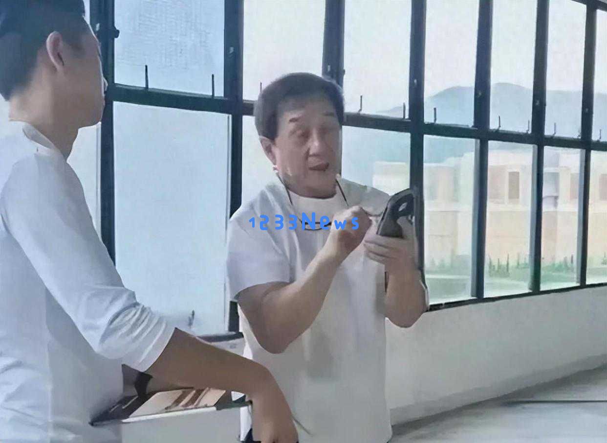 成龙近日被传在成都购置养老房，亲自到毛坯房检查装修，满脸皱纹透露年岁已高