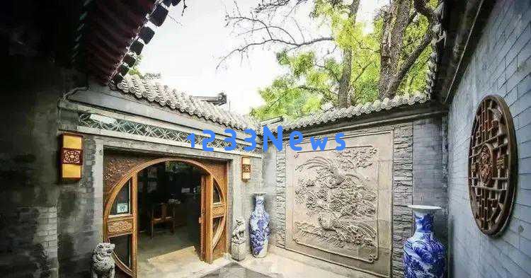 成龙近日被传在成都购置养老房，亲自到毛坯房检查装修，满脸皱纹透露年岁已高