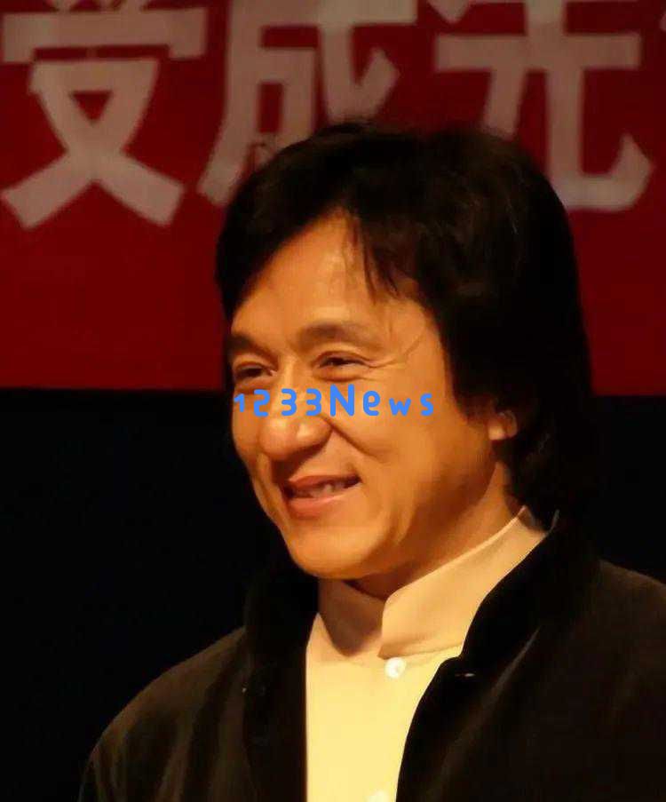 成龙近日被传在成都购置养老房，亲自到毛坯房检查装修，满脸皱纹透露年岁已高