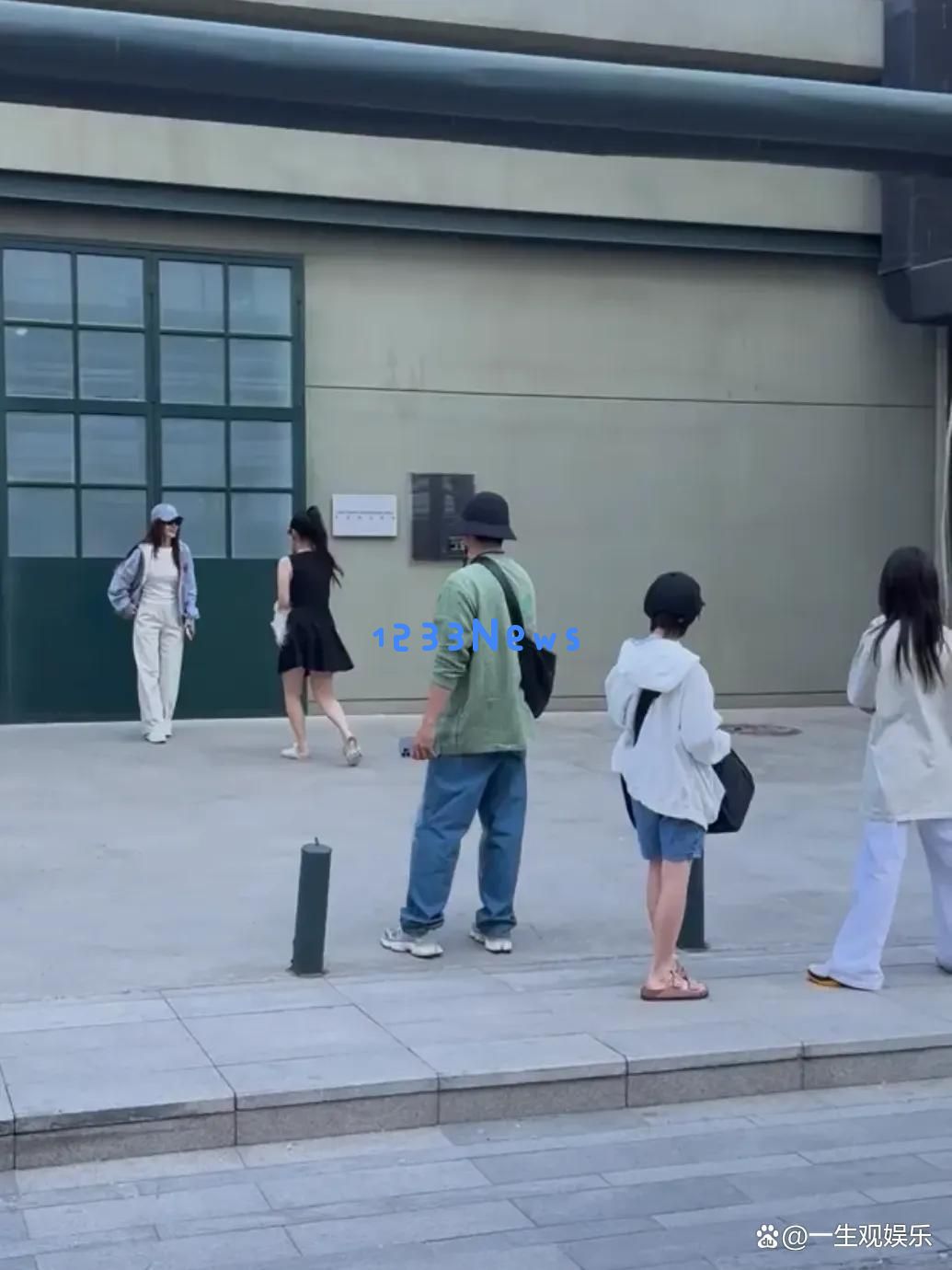 霍思燕与李小璐家庭五一假期亲密出游，贾乃亮陪同甜馨和嗯哼快乐聊天