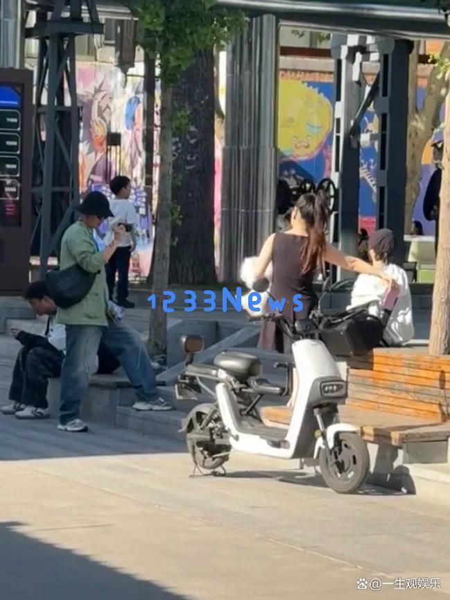 霍思燕与李小璐家庭五一假期亲密出游，贾乃亮陪同甜馨和嗯哼快乐聊天