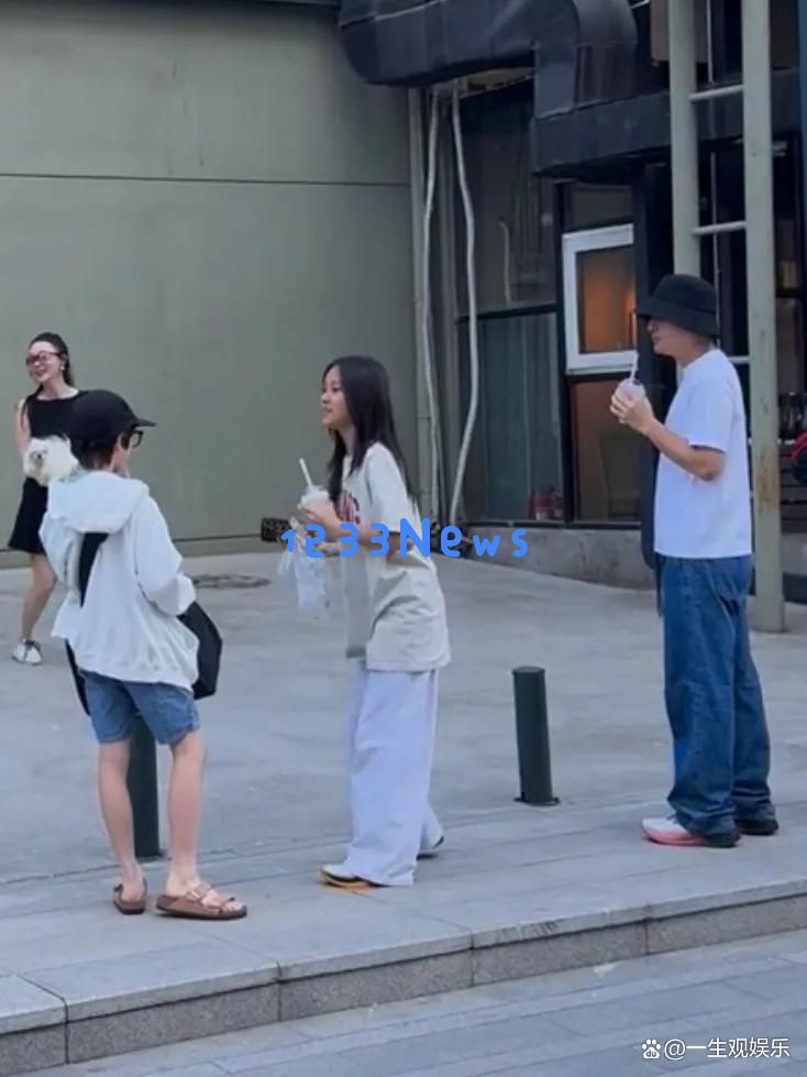 霍思燕与李小璐家庭五一假期亲密出游，贾乃亮陪同甜馨和嗯哼快乐聊天
