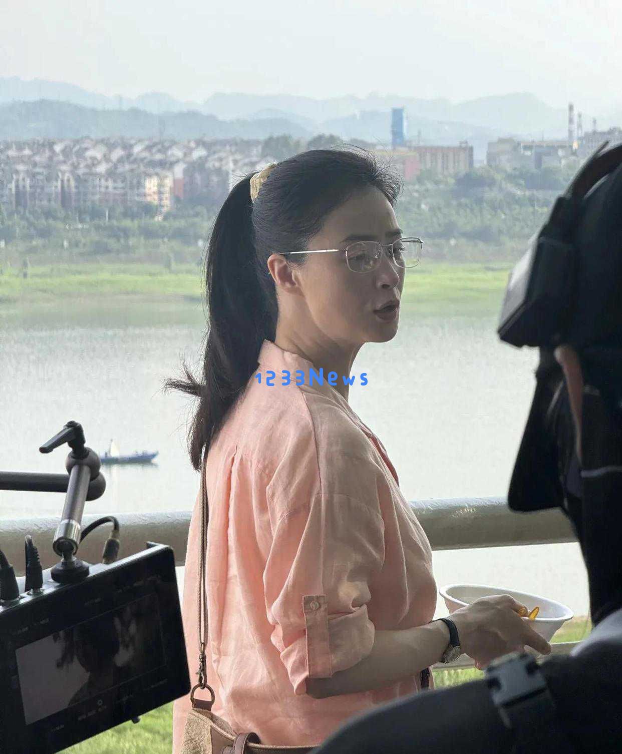 42岁蒋欣在重庆街头拍摄，肌肤光滑身材苗条，气质与美丽兼备