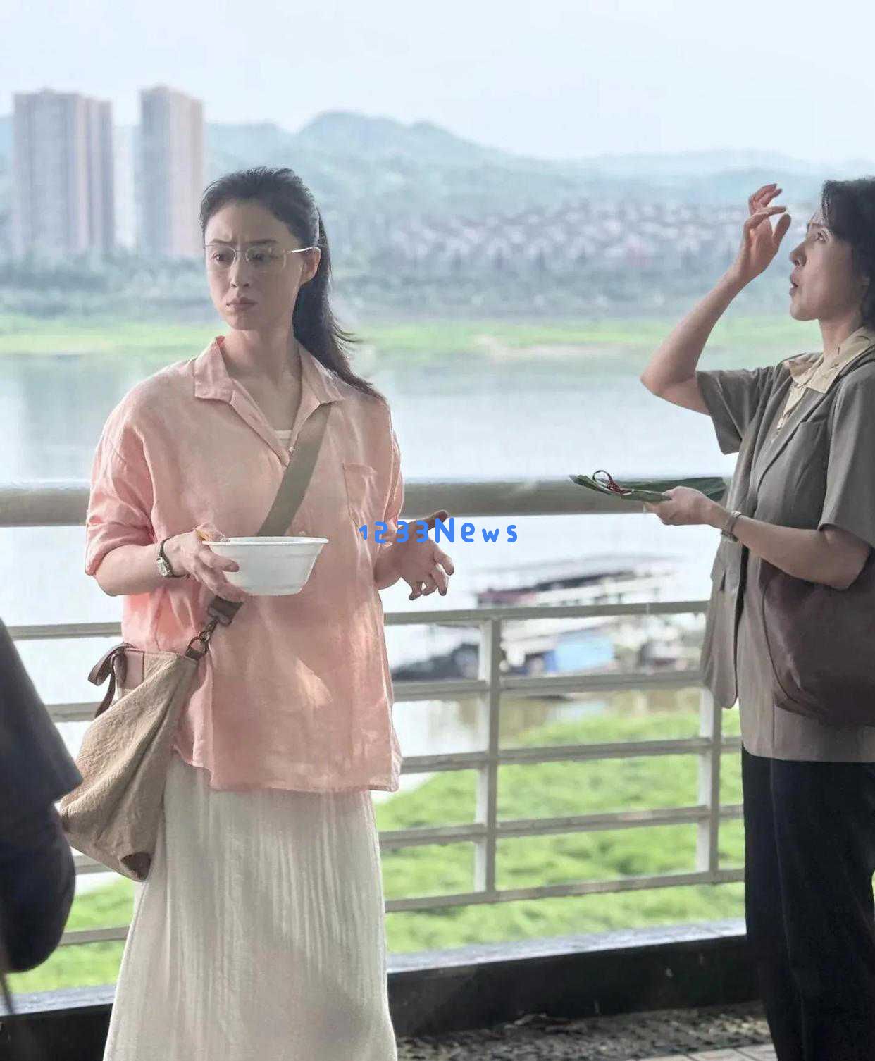 42岁蒋欣在重庆街头拍摄，肌肤光滑身材苗条，气质与美丽兼备