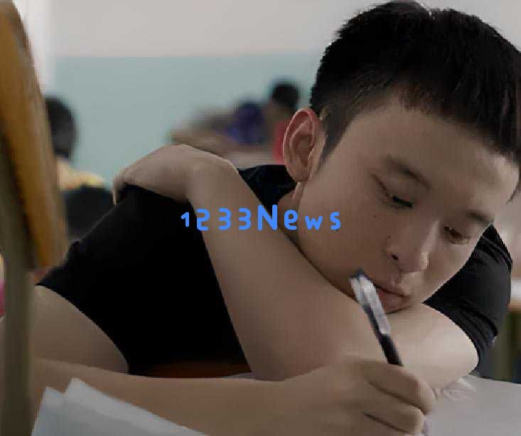 董子健31岁假期造型引争议，合影时不自信踮脚求粉丝拍照围观