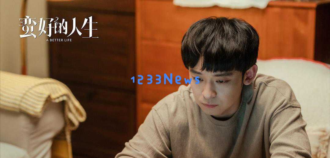董子健31岁假期造型引争议，合影时不自信踮脚求粉丝拍照围观