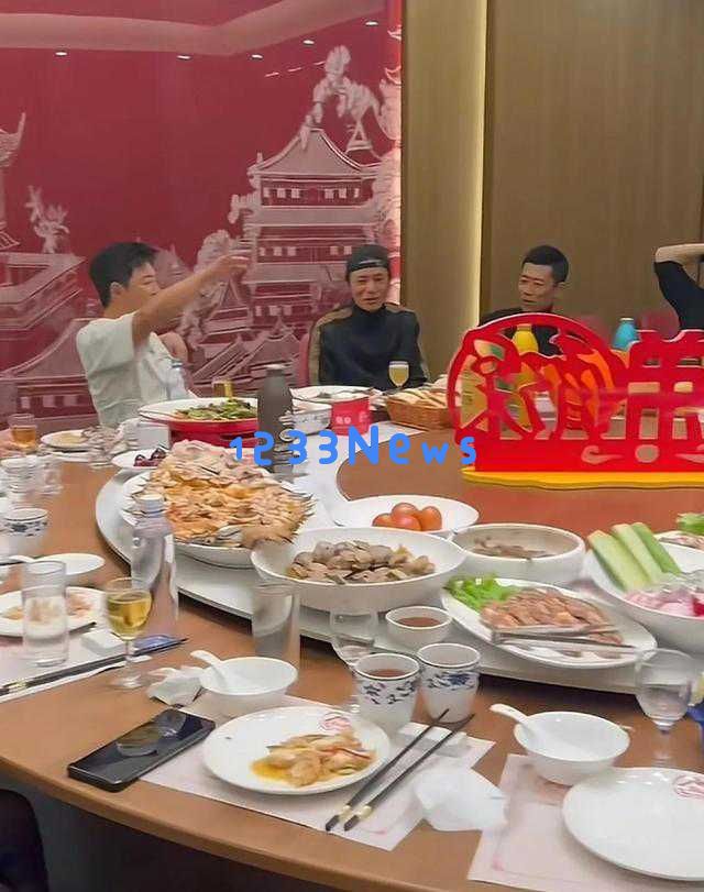 黄渤青岛夜宴聚集明星阵容，网友热议座位安排背后的故事
