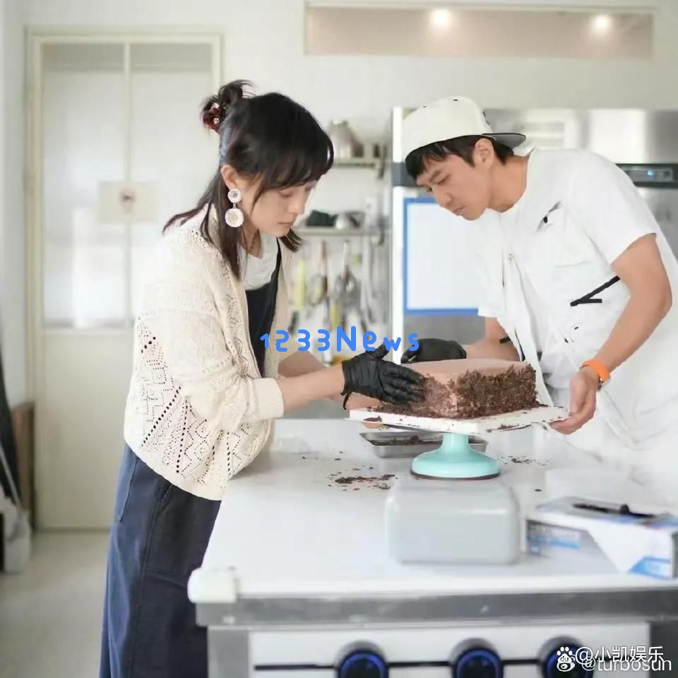 女儿小花11岁生日，孙俪与邓超甜蜜做蛋糕庆生，幸福时刻全家共享