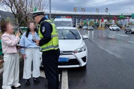 误入高速公路走错路，民警全力护航助司机安全脱困