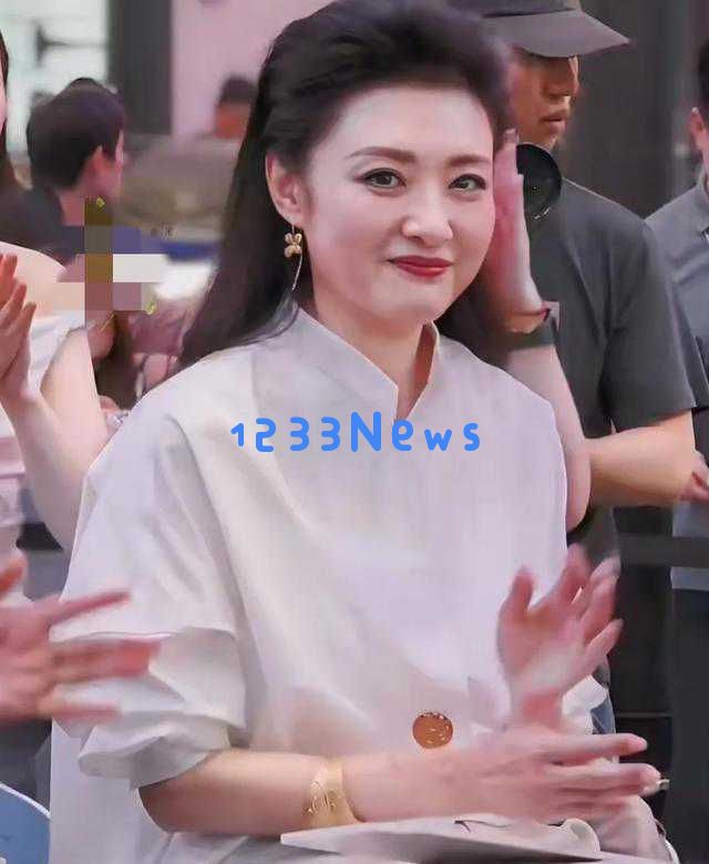 前央视名主播周涛的最新动态：担任企业董事长，身家已超亿元，57岁依旧风姿绰约