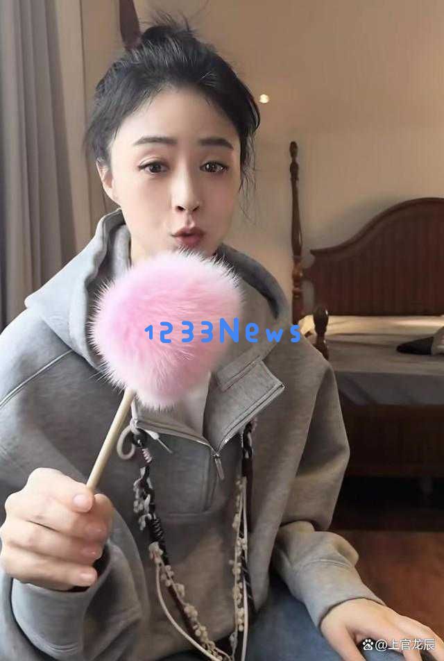 蒋欣重庆生图引发热议！42岁身材异常消瘦宛如“闪电”，网友惊呼变化太大