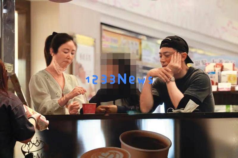 林心如带着家人一起外出，霍建华与女儿共享冰淇淋甜蜜时光