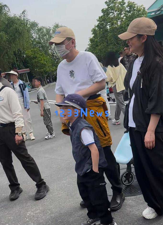 陈建斌带着家人游览环球影城，6岁小儿子活泼可爱，外形特点与蒋勤勤不同