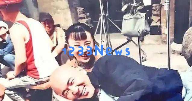陈建斌带着家人游览环球影城，6岁小儿子活泼可爱，外形特点与蒋勤勤不同