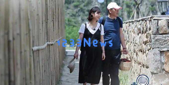 陈建斌带着家人游览环球影城，6岁小儿子活泼可爱，外形特点与蒋勤勤不同