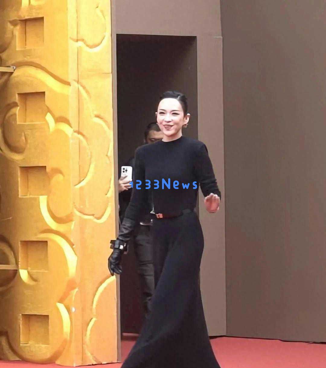 46岁章子怡摔伤恢复良好再现澳门，和妈妈一起享受购物时光，两人竟同背爱马仕包包！