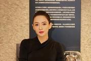 46岁章子怡摔伤恢复良好再现澳门，和妈妈一起享受购物时光，两人竟同背爱马仕包包！