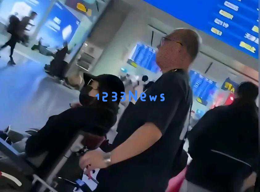 46岁章子怡摔伤恢复良好再现澳门，和妈妈一起享受购物时光，两人竟同背爱马仕包包！