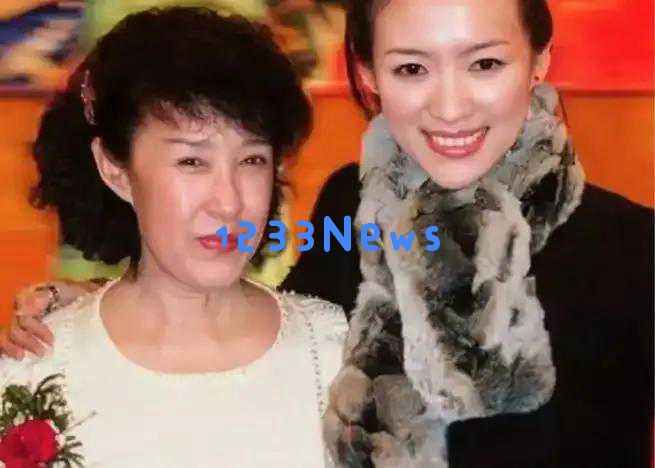 46岁章子怡摔伤恢复良好再现澳门，和妈妈一起享受购物时光，两人竟同背爱马仕包包！