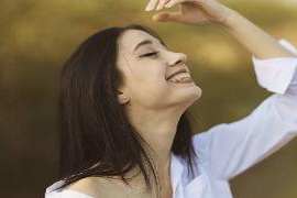 赢得女人心并让她长久深爱你，不仅靠甜言蜜语与财富，而是需要给予她这些关键的东西