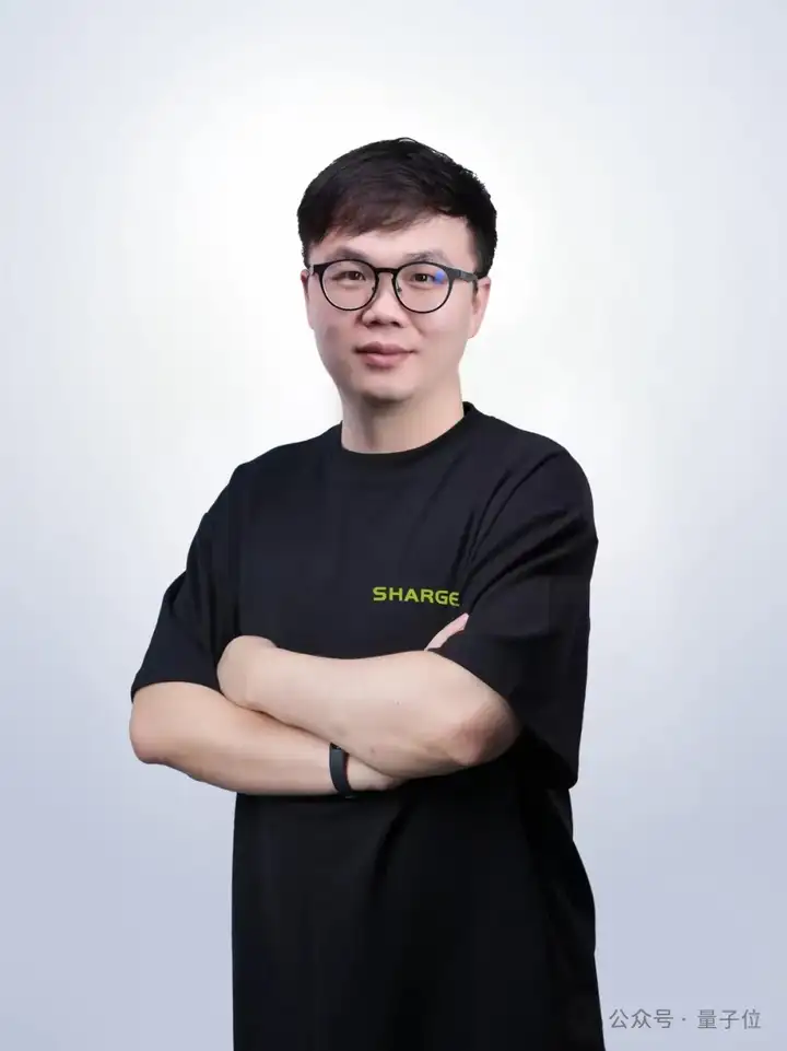 “充电厂商”为何跨界AI眼镜？对话闪极创始人张波