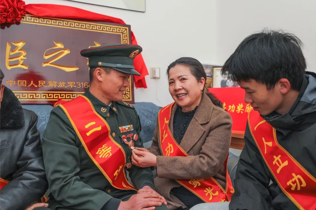 士兵与母亲珍贵的合影时刻，每张照片都映射出不一样的感人故事……