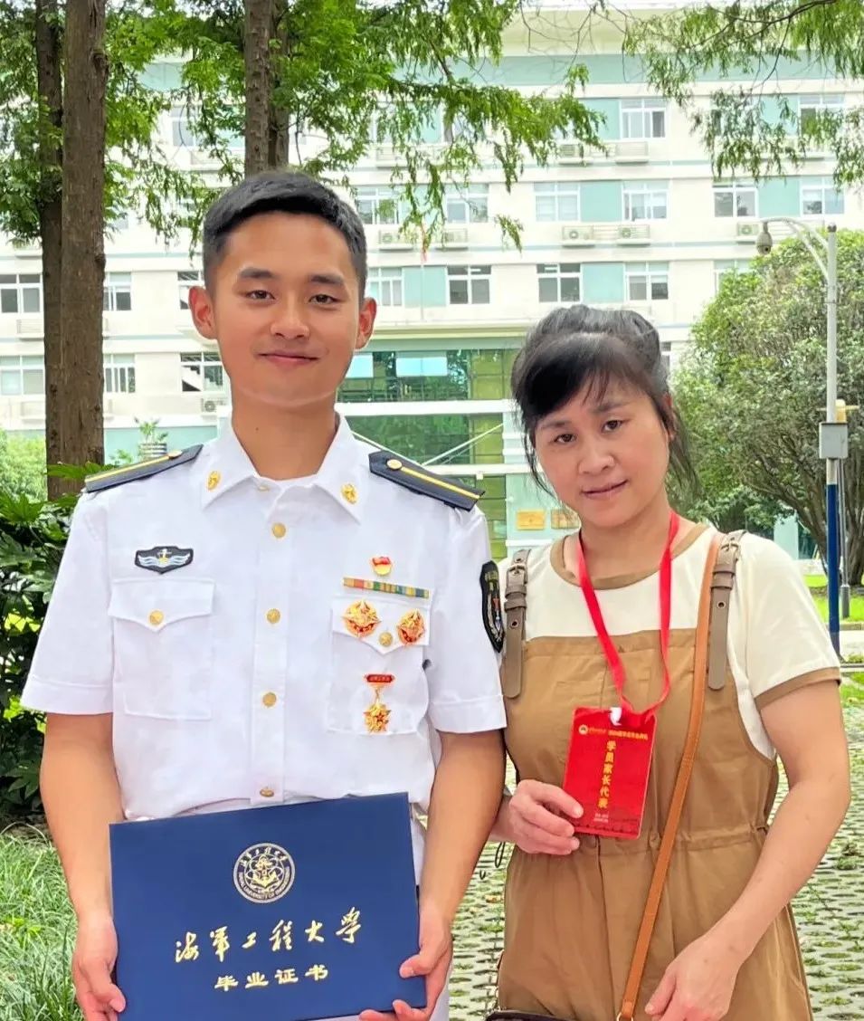 士兵与母亲珍贵的合影时刻，每张照片都映射出不一样的感人故事……