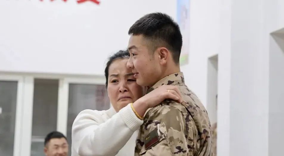 士兵与母亲珍贵的合影时刻，每张照片都映射出不一样的感人故事……