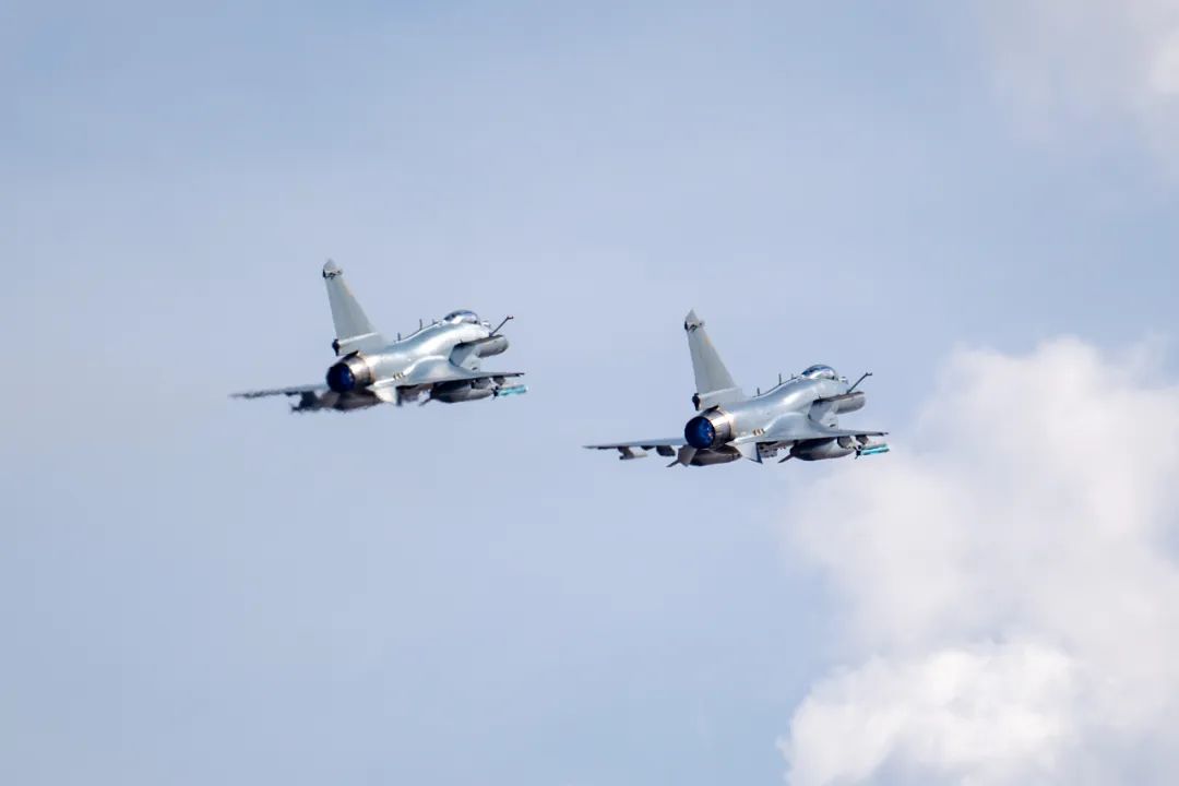 空中对抗新篇章！红蓝双方激烈空战训练全景揭秘