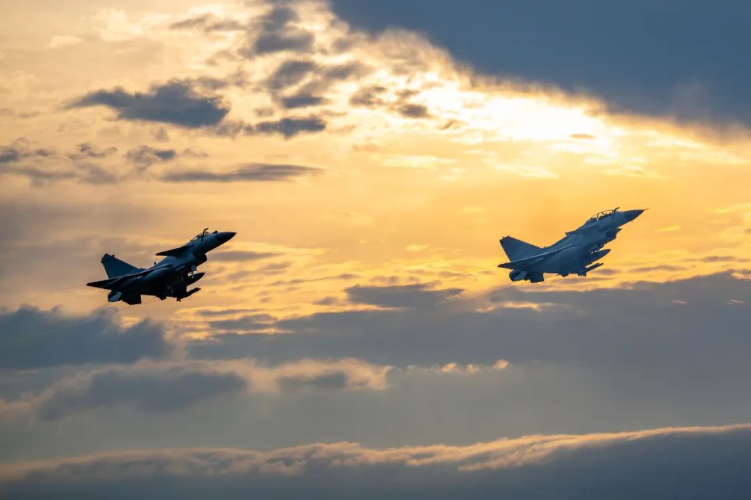 空中对抗新篇章！红蓝双方激烈空战训练全景揭秘