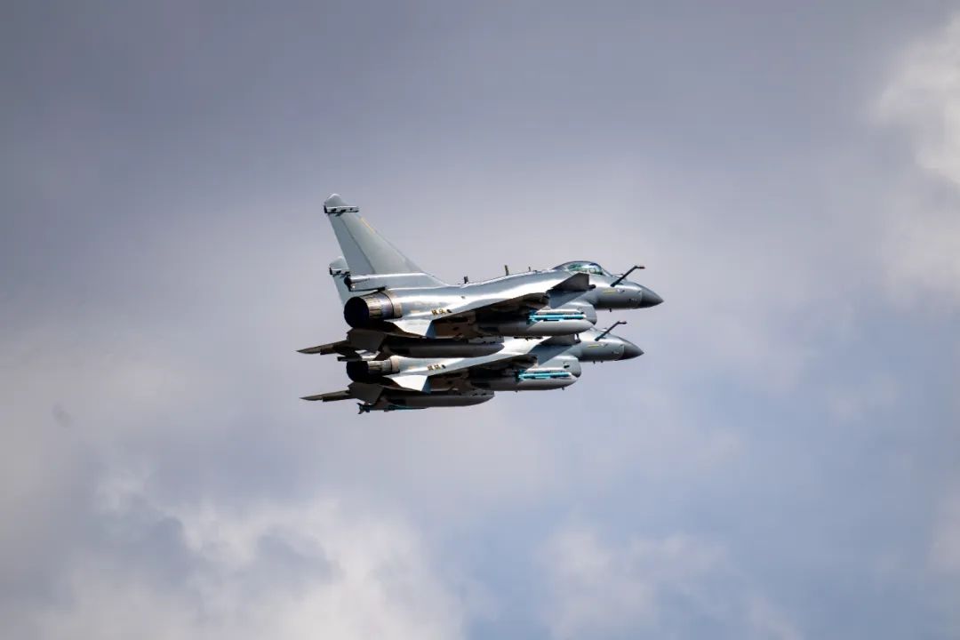 空中对抗新篇章！红蓝双方激烈空战训练全景揭秘