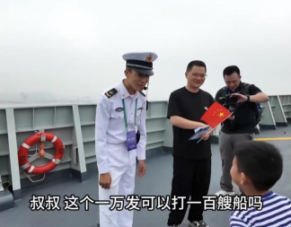 “你们真的能一天发射一万发吗？”萌娃天真提问，战士瞬间无言以对！