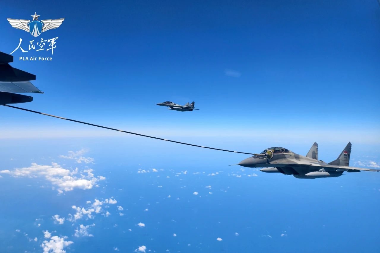 中埃“文明之鹰_2025”演习顺利完成空中加油任务的精彩瞬间