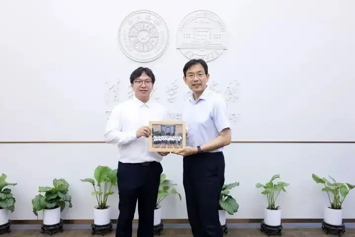 95后博导张林峰专访：6年前提出自蒸馏算法，高效AI助推大模型时代丨独家
