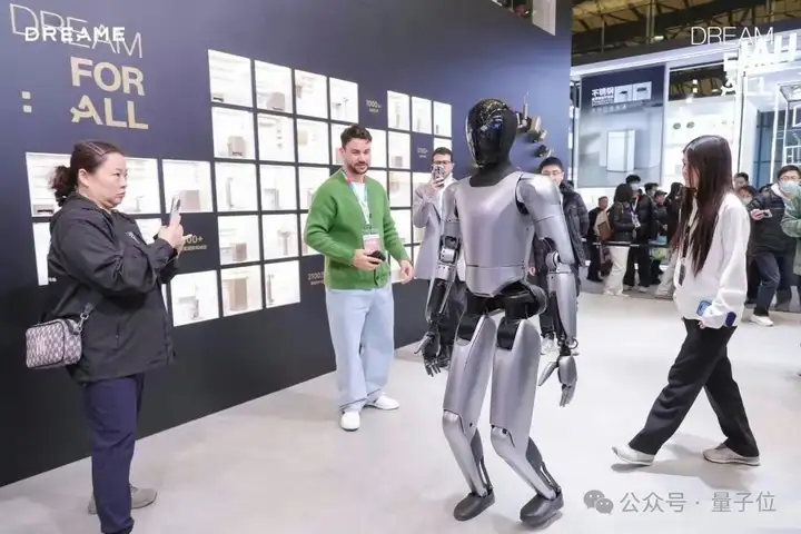 人形机器人主持发布会发布自己！追觅科技孵化，下月将参加全球首届人形机器人马拉松