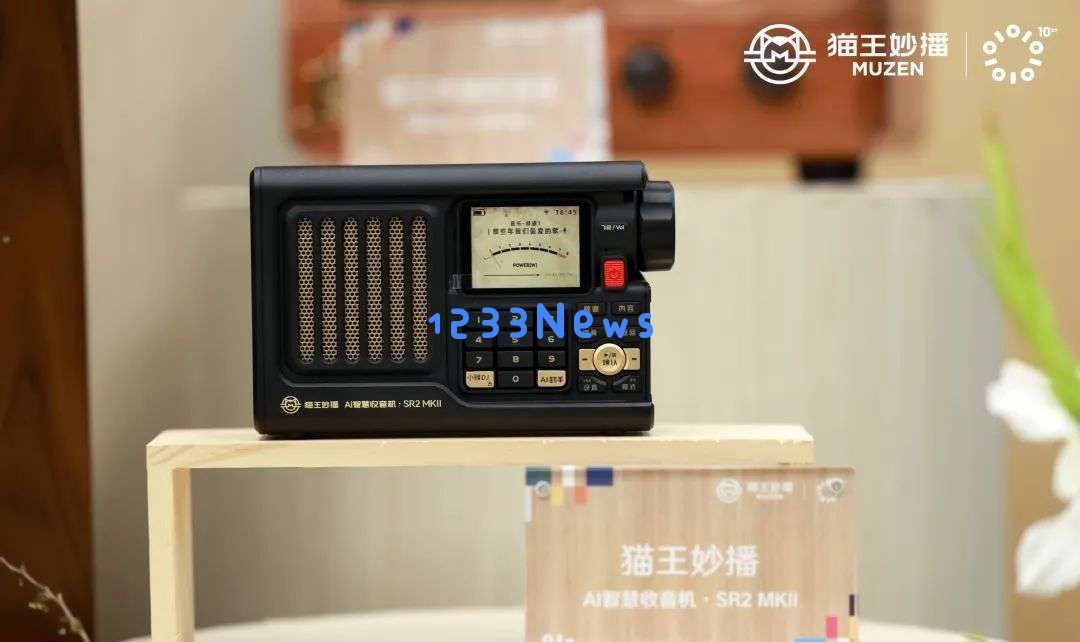 这个 69 岁的「AI硬件」创业者，正被数百万年轻人追捧