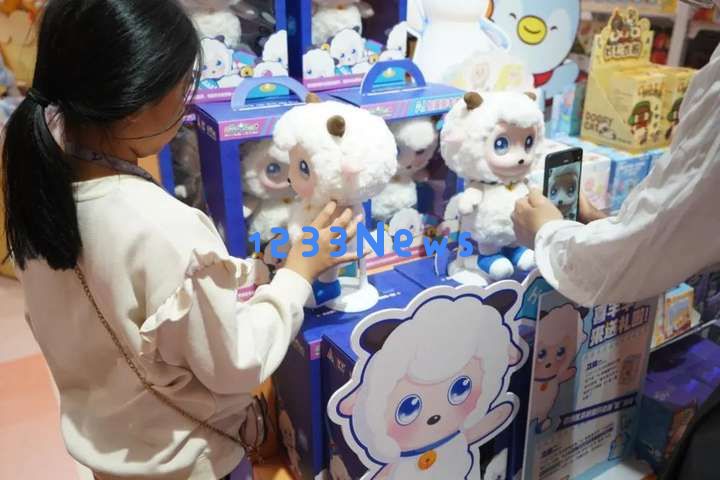 从谷子到AI玩具，情绪价值收割Z世代的千亿孤独税