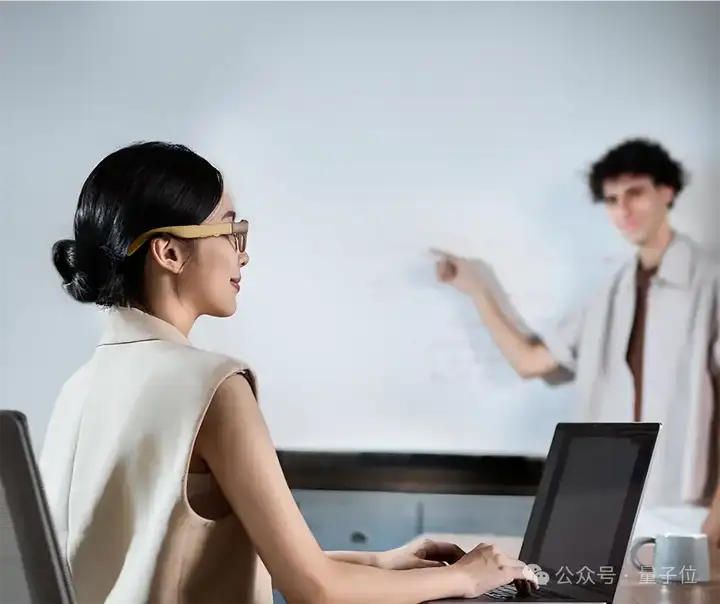 DeepSeek上脸实测：AR眼镜实时翻译老黄GTC演讲，完了还帮我划重点
