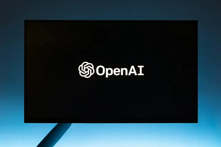 速递｜与微软再对弈，OpenAI向CoreWeave注资120亿美元