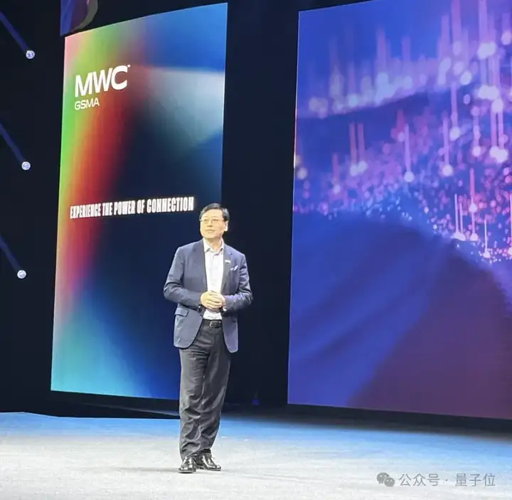 对话杨元庆：未来1年端侧AI提升3倍性能，“这是短期内保守估计”丨直击MWC 2025
