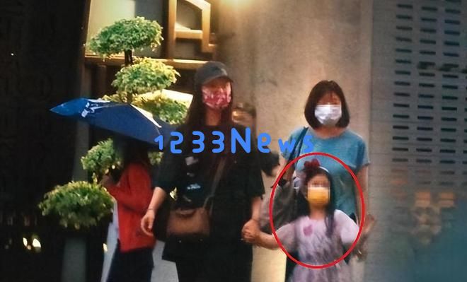 林心如与霍建华带着可爱的女儿外出，霍建华化身“女儿控”，8岁小海豚甜美动人