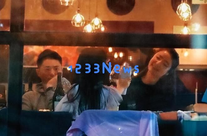 林心如与霍建华带着可爱的女儿外出，霍建华化身“女儿控”，8岁小海豚甜美动人