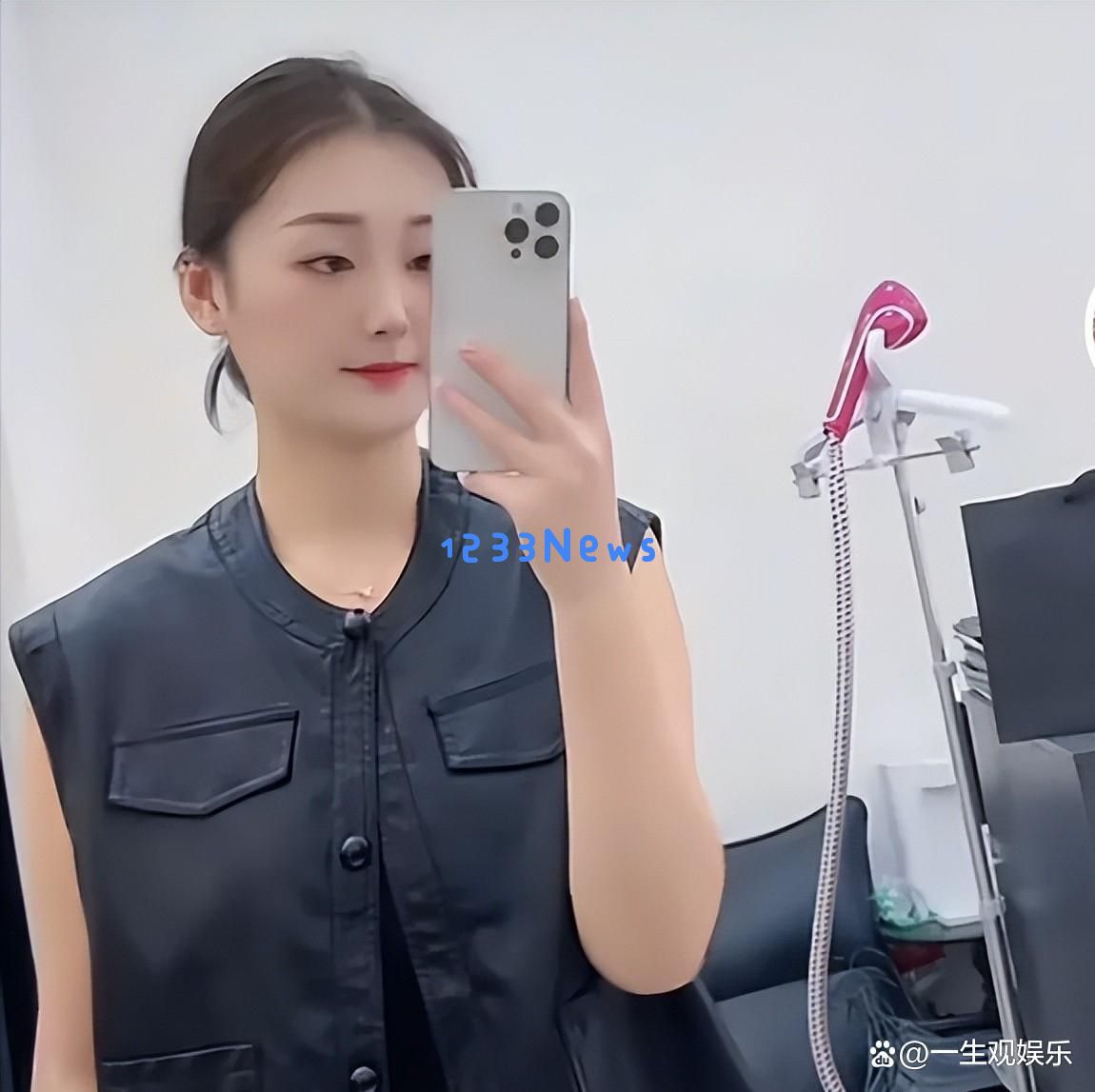 曾经备受瞩目的大衣哥前儿媳，服装店经营不善回到了曹县老家生活