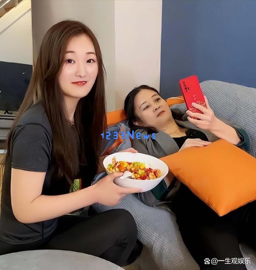 曾经备受瞩目的大衣哥前儿媳，服装店经营不善回到了曹县老家生活