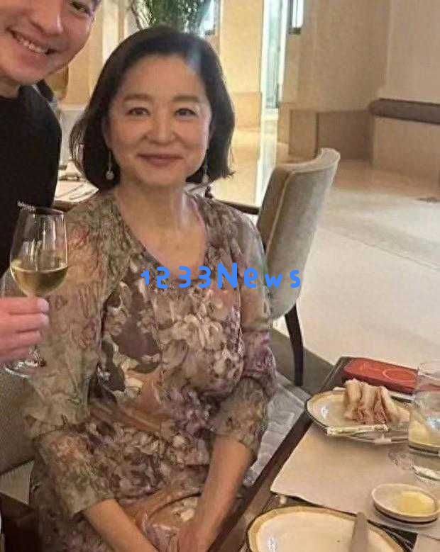有的人赞美刘晓庆的青春活力，有的人欣赏林青霞的优雅转变，二人都是人生榜样
