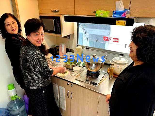 47岁黄晓明晒健身成果，劳动节与家人欢聚海鲜餐，母亲佩戴百万翡翠手镯成为焦点