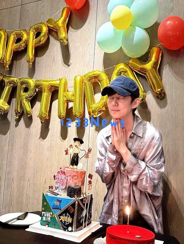 何炅51岁生日庆生照引发热议，深V背心背后的心理与社会反思