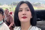 谢娜回到四川故乡探望父母，穿着朴素显老态，素颜状态差小肚子明显