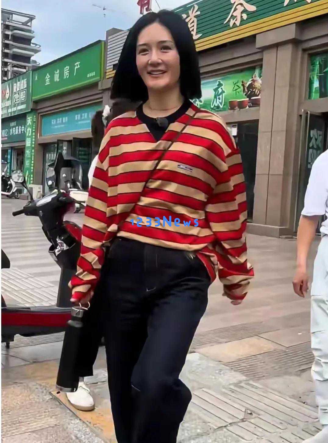 谢娜回到四川故乡探望父母，穿着朴素显老态，素颜状态差小肚子明显