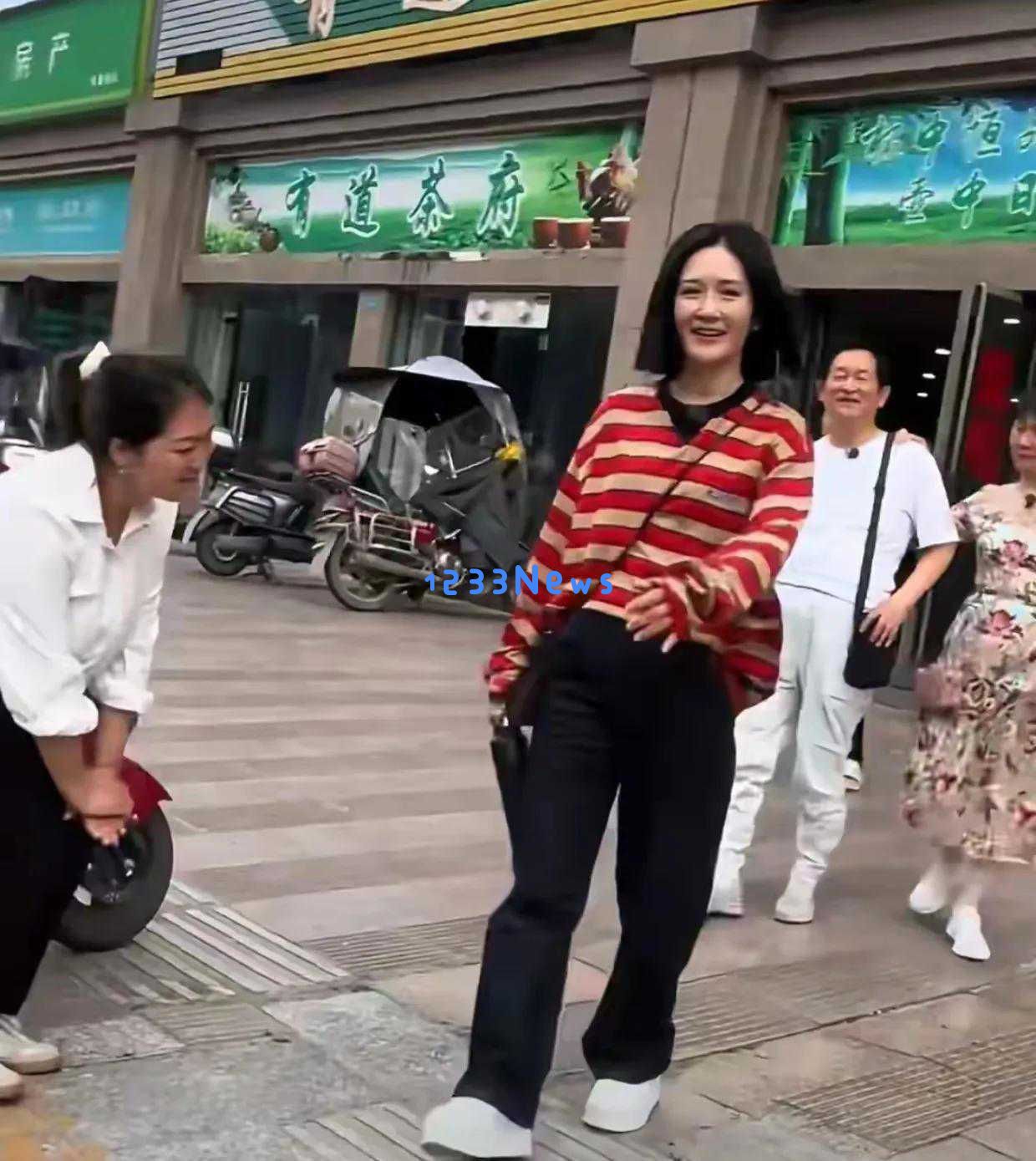 谢娜回到四川故乡探望父母，穿着朴素显老态，素颜状态差小肚子明显